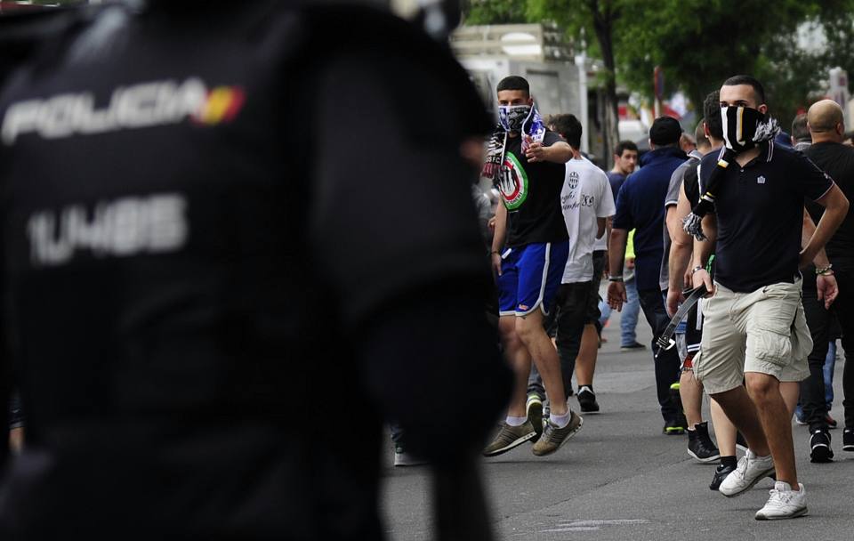Sciarpa che copre parte del volto: atteggiamento di sfida dei tifosi della Juve nei confronti della polizia spagnola. Afp